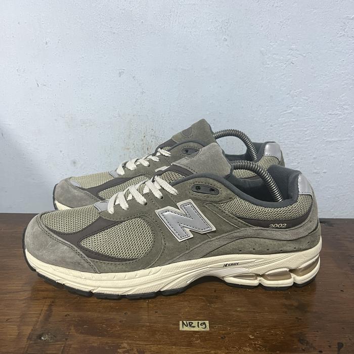 Sepatu second branded new balance 2002r grey white size 44