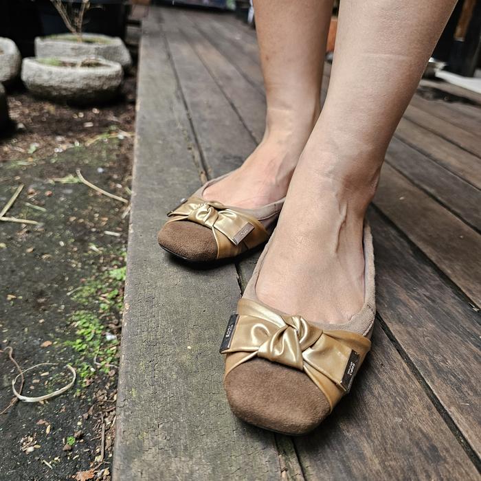 Sepatu wanita kulit merek Tod's ballerina flat shoes size 37 leather and sued warna coklat krem orig