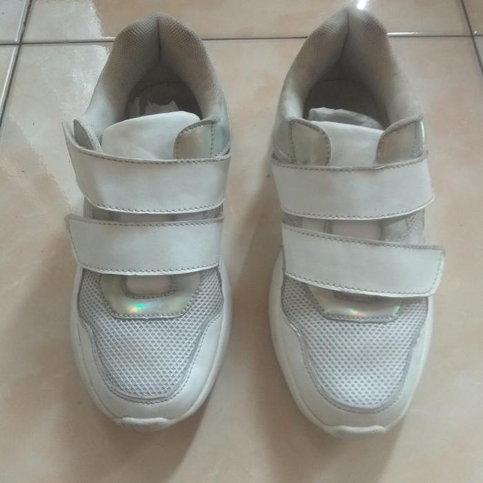 Sepatu rubi sneakers putih