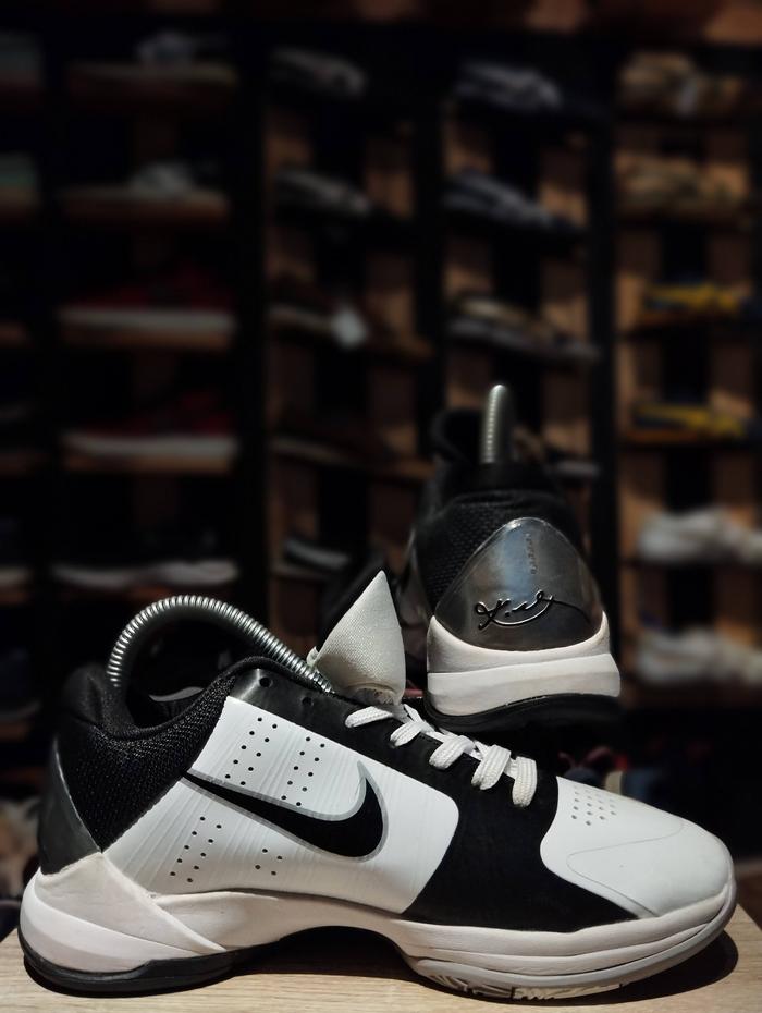 LS0110 Sepatu Wanita Nike Kobe Black And White ORIGINAL SECOND