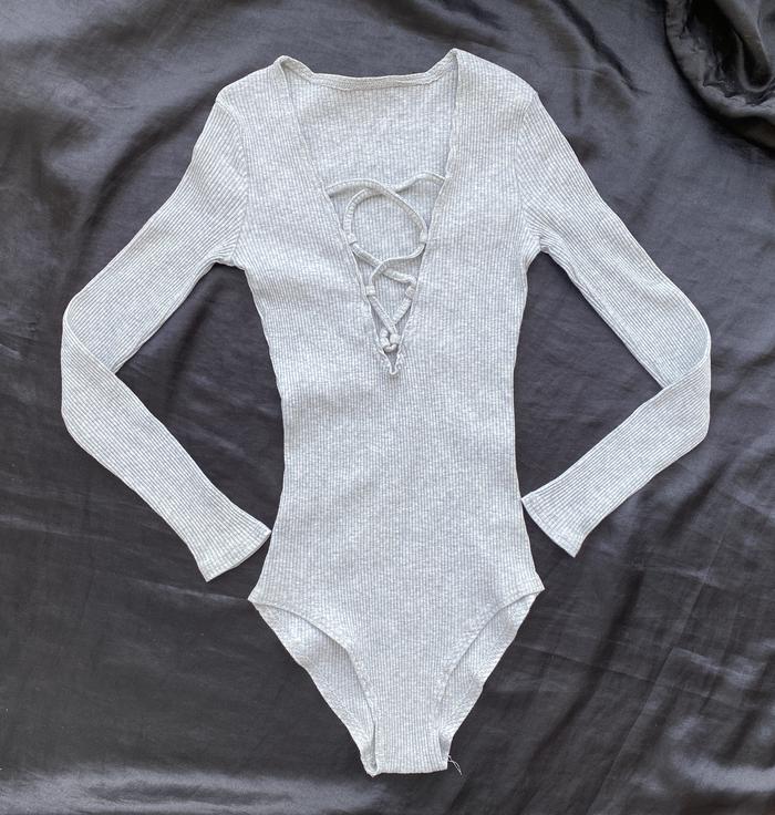 Preloved Sexy Grey Bodysuit Low Neckline Elastis Atasan Lengan Panjang Wanita