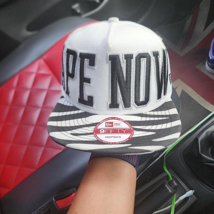 TOPI NEW ERA COLAB AAPE WHITE BLACK