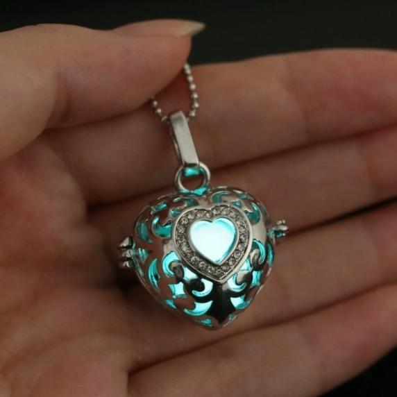 Kalung Magic Locket Hollow Heart Glow In The Dark Oil Diffuser Pendant