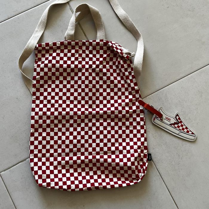 Totebag Vans dan Keychain Tag