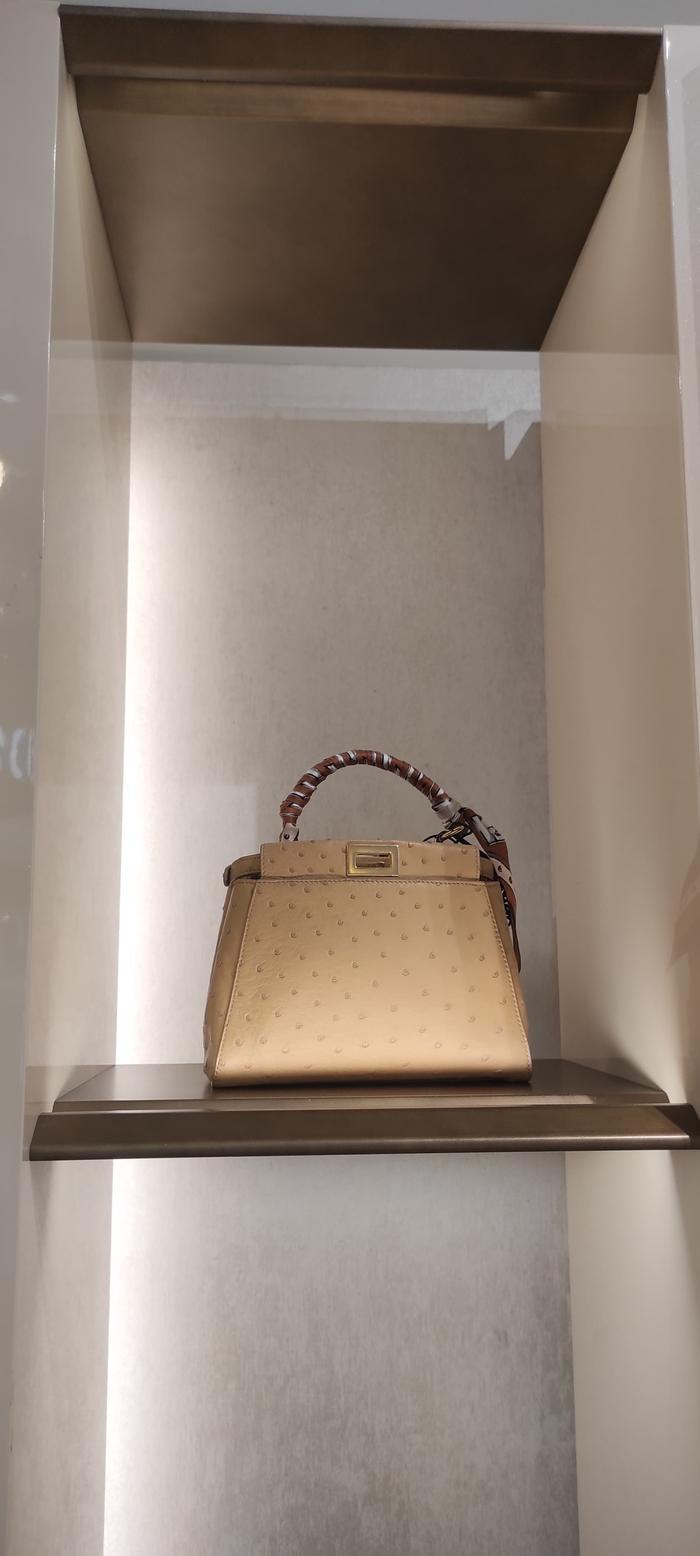 Deposit Fendi Peekaboo medium size