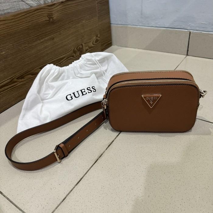 Tas Guess Noelle Camera Crossbody Bag Brown / Cokelat