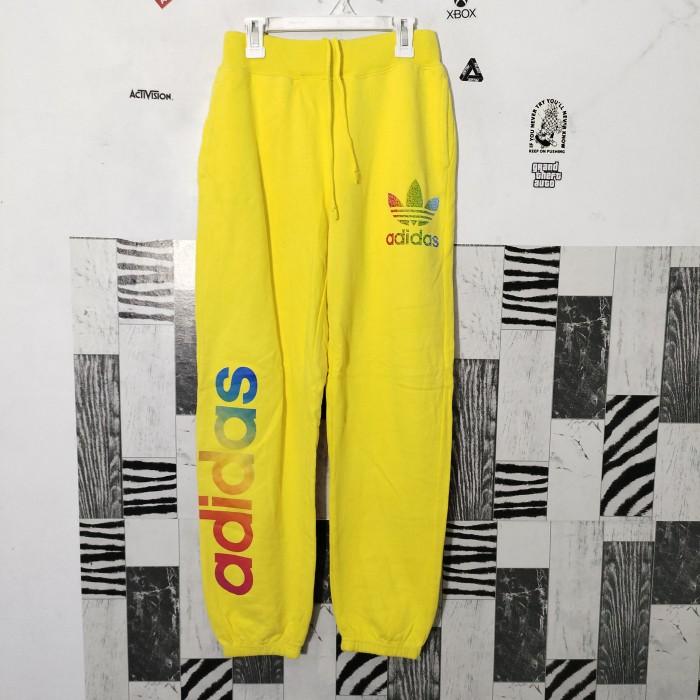 Celana jogger Adidas Trefoil warna Kuning Big Logo