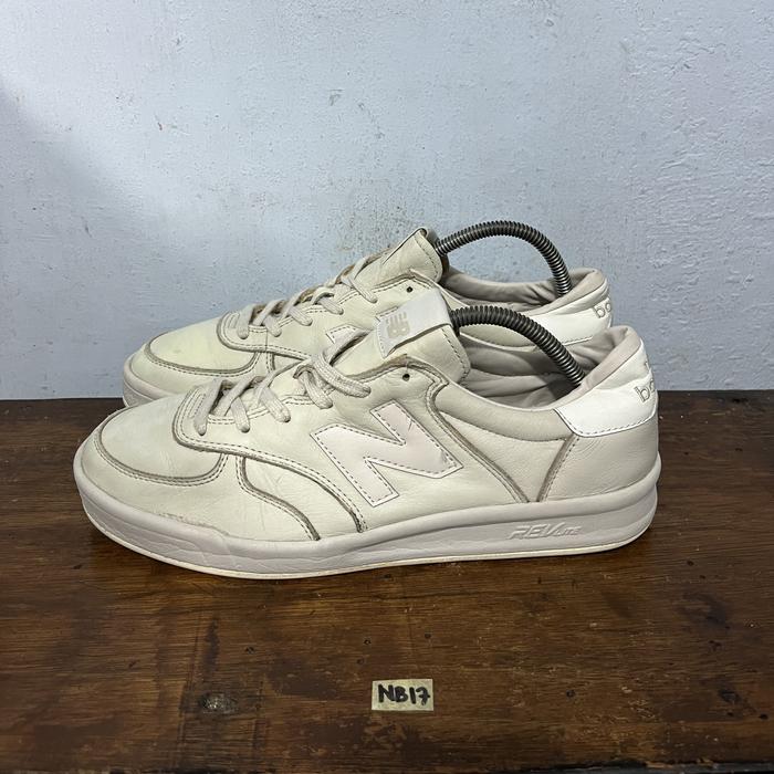 sepatu second ori new balance CRT300 full white size 44