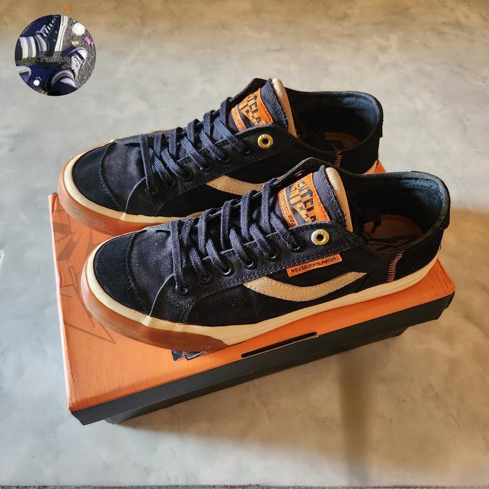 Sepatu Ventela x Nevertoolavish Low