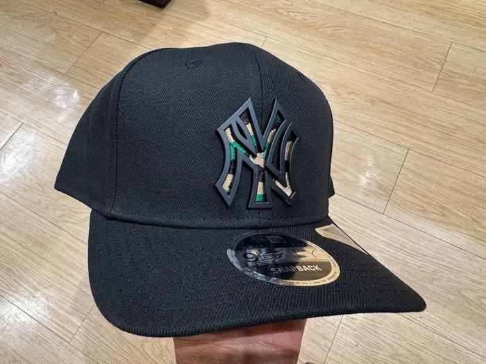 Topi New Era 9Fifty Original Fit Pre-Curved New York Yankees Infill Metal Black Snapback 100% Origin
