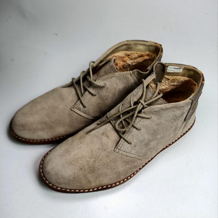 Timberland shoes size 42, not Clarks dessert boots, not Salvatore Ferragamo John varvatos Zegna flor