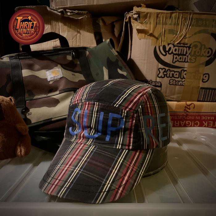 Topi 5 Panel Supreme Script All Over Side Fitted Flanel Motif