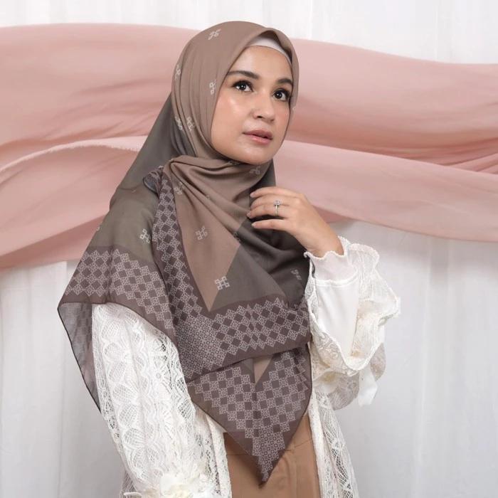 Hijab Kerudung Segi Empat Social Scarf Olive SS157  Shireen Sungkar