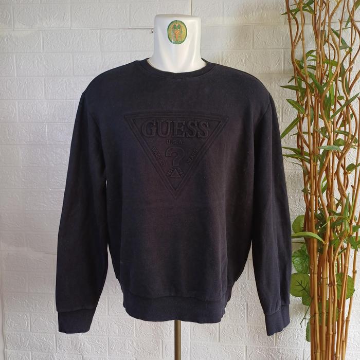 CREWNECK GUESS TRIANGLE LOGO ORIGINAL, SIZE M (SECOND BRANDED) HITAM, PT230