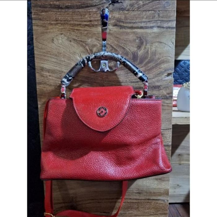 Tas wanita preloved  cantik warna merah merk LV