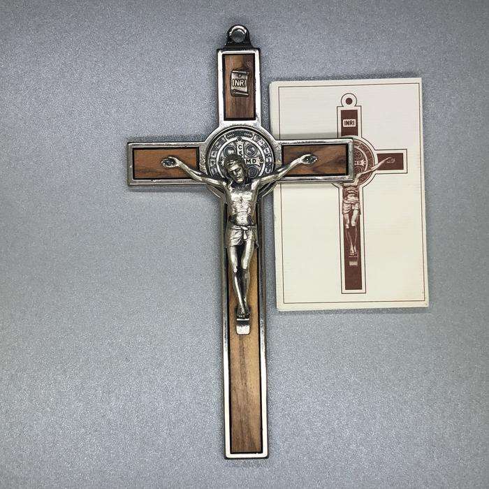 Salib Benediktus dengan corpus Yesus