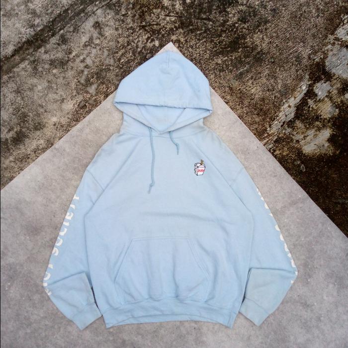 Hoodie biru RIOT Society dua kantong