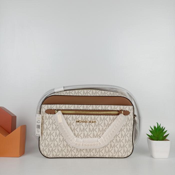 Jet Set Signature Large East West Zip Chain Crossbody * Vanilla/Brown