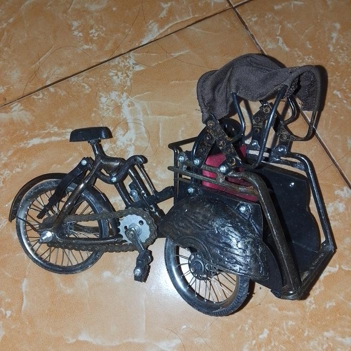 Miniatur Becak Jadul Pajangan Barang Antik Koleksi Becak Roda Tiga Keluaran Tahun 70an Sangat Antik 