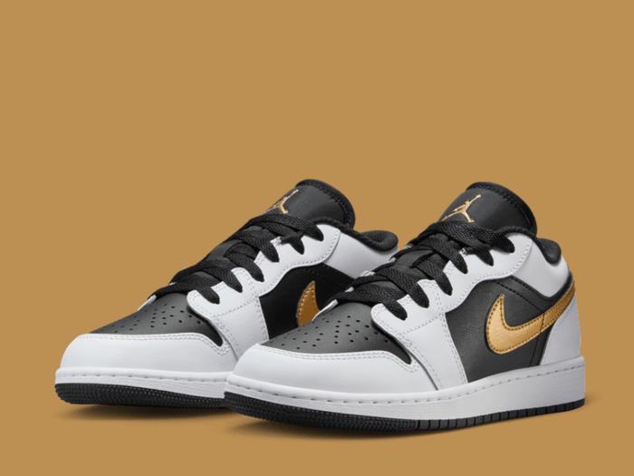 SEPATU SNEAKERS ANAK / REMAJA NIKE AIR JORDAN 1 LOW (GS) metallic gold