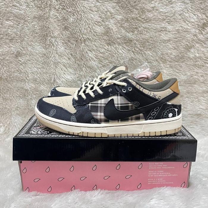 NIKE SB Dunk Travis Scoot