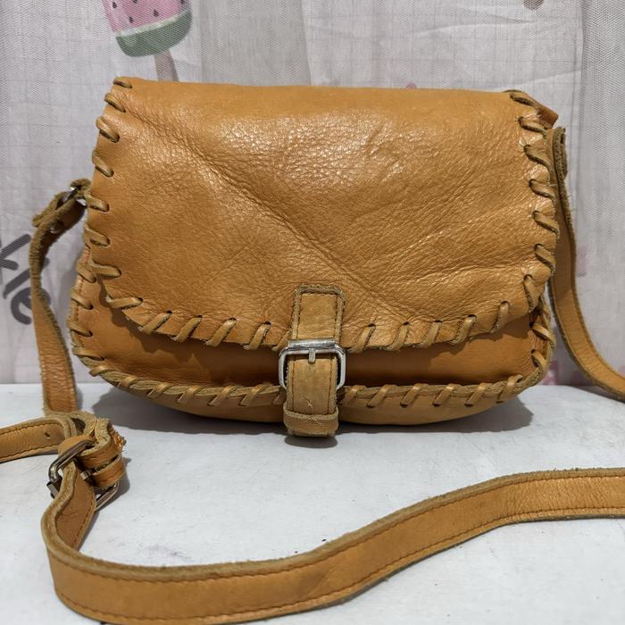 Tas sling bag kulit sapi asli. Tas selempang kulit asli wherever you go preloved
