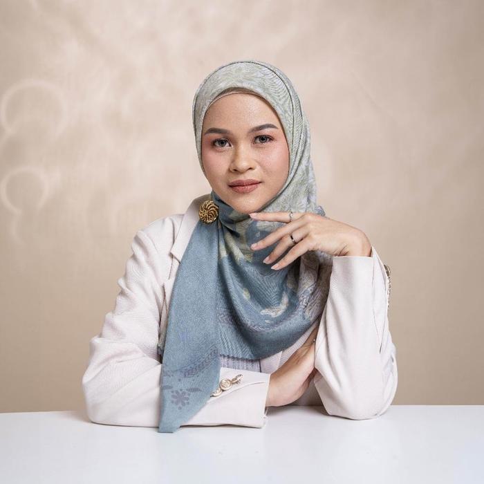 [Minor Defect] BIA by Zaskia Mecca - Spanyol Scarf Kerudung Segi Empat