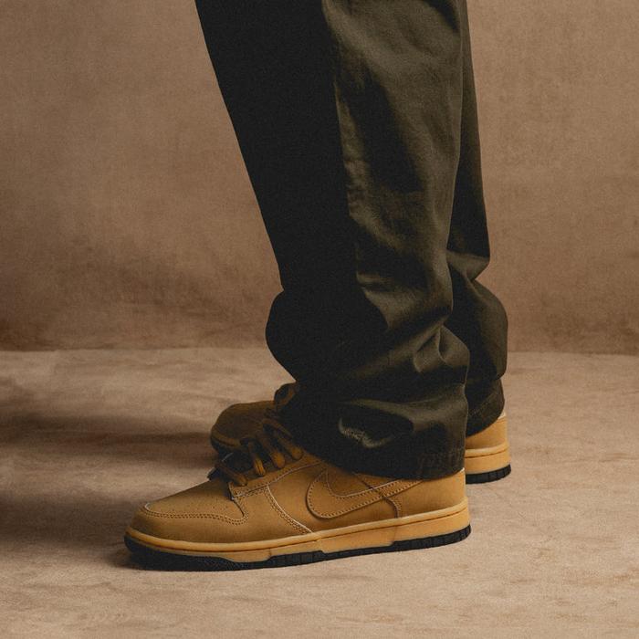 NIKE MEN'S SHOES - NIKE DUNK LOW RETRO SE - WHEAT/WHEAT-GUM YELLOW-BLACK