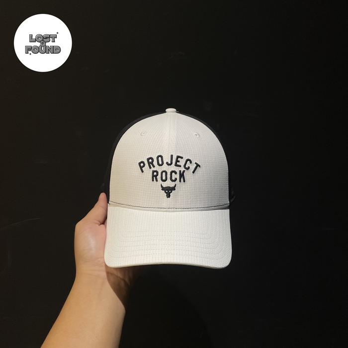 TOPI UNDER ARMOUR PROJECT ROCK TRUCKER WHITE