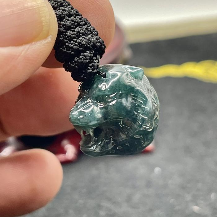 Giok jadeite feicui tipeA liontin kepala serigala