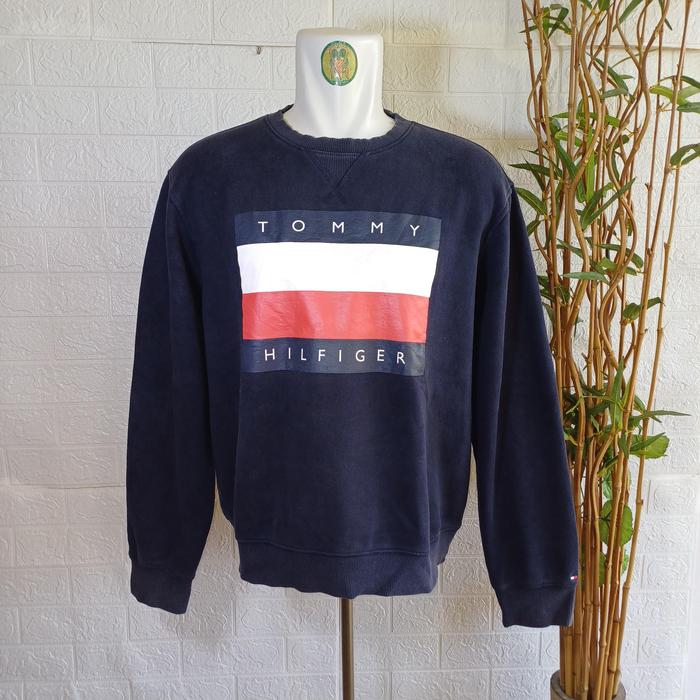 CREWNECK TOMMY HILFIGER BIG LOGO, ORIGINAL, SIZE L-XL, NAVY PEKAT, MULUS, PT208