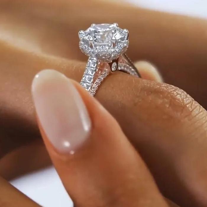 2023 New Luxury Halo Shiny Diamond 925 Sterling Silver Engagement Ring For Women cheap items with fr