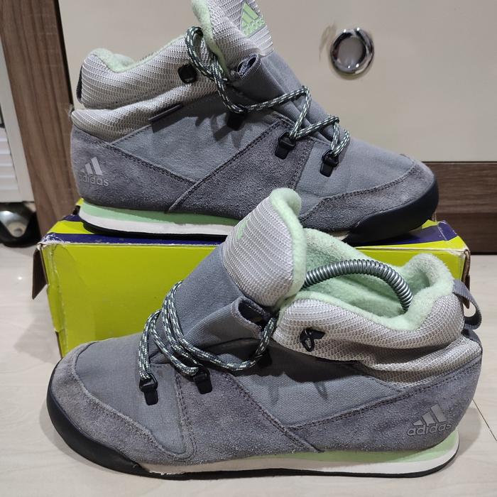 sepatu Adidas traxion size 40