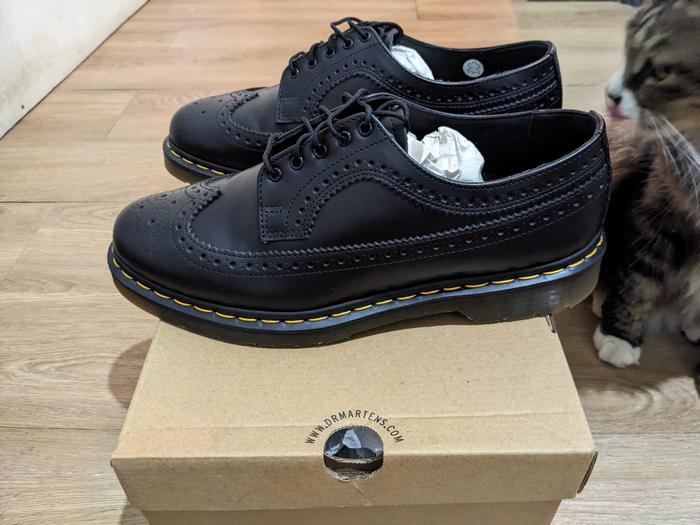DR MARTENS 3989 SMOOTH BROGUE SHOES - PRELOVED