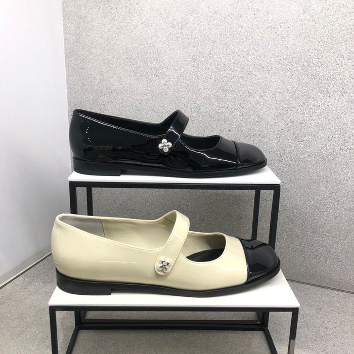 CnK Sepatu Wanita Loafers Original .6 Shoes Hitam & Putih dengan Garansi Refund Jika Palsu dan Kuali