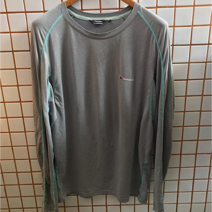 Berghaus sweater Jumper Baselayer Smooth Material Nylon polyster garment  Size 100 / M PxL 73 x 55 C