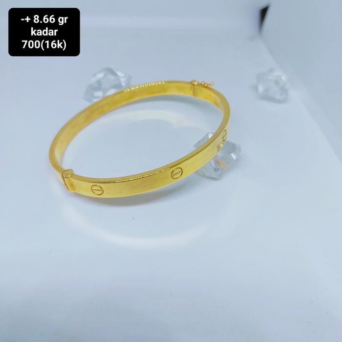 gelang emas asli kadar 16K (700)  berat 8.66 gram model sesuai foto. diameter lingkaran 5.5 x6.5 cm 
