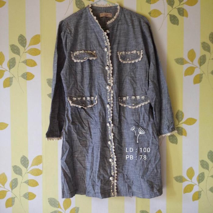 Thrift kemeja renda abu-abu