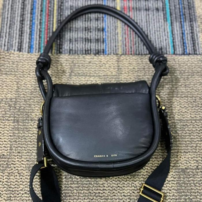 Charles and keith shoulder bag/ Sling Bag charles and keith/Preloved charles and keith