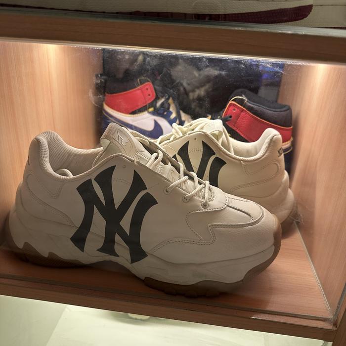 Yankees MLB BIB Second Size 44 Sneakers Shoes