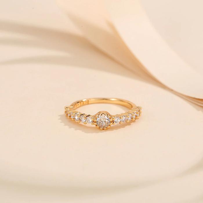 Cincin Mewah Titanium Perhiasan Anti Karat Wanita Cincin Emas Berlian Imitasi