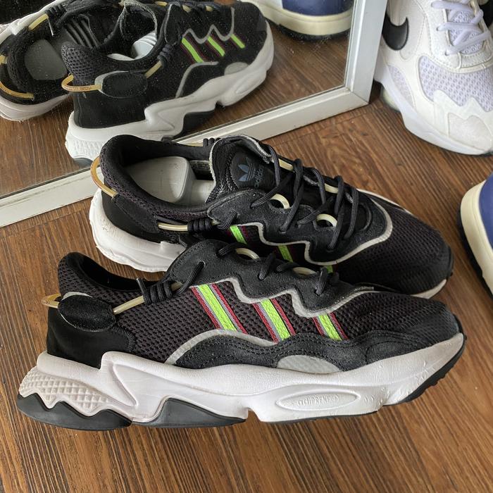 Adidas ozweego core black solar green original murah - sneakers second market