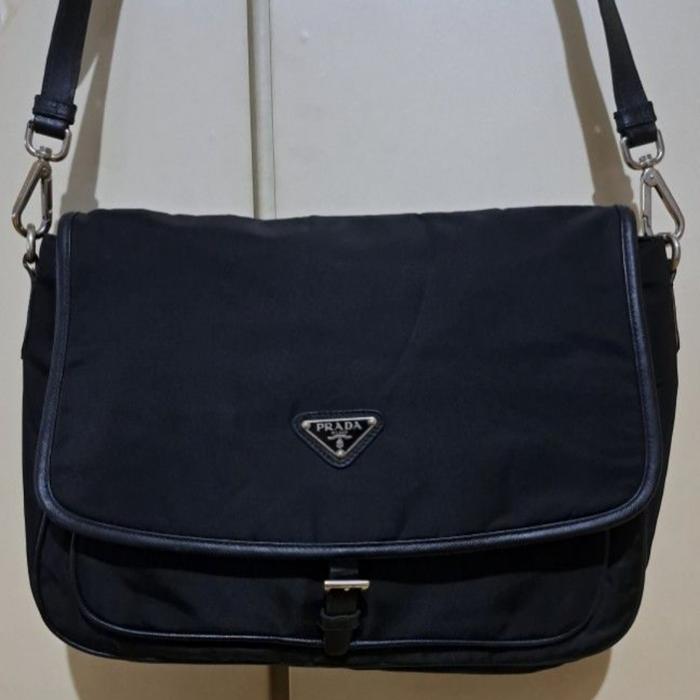 PRADA Tas Selempang PR4D4 Nylon Mix Kulit Asli dengan Logo Emboss dan Zipper Lampo ada Tag Hitam 35c