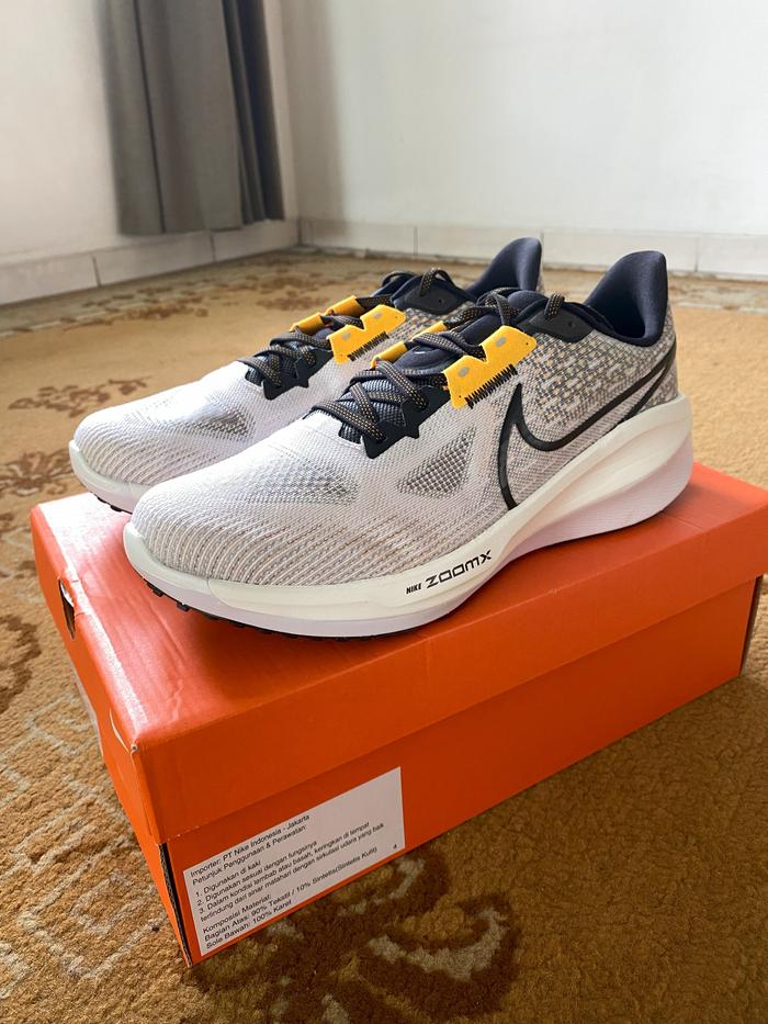 NIKE VOMERO 17 WHITE BLACK LASER ORANGE SIZE 45 ORIGINAL NEW BNIB