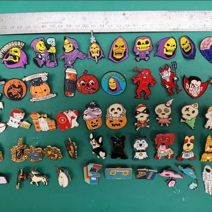 Brooch Bros Pin Enamel Couple Anime He Man Kucing Anjing Lucu Karakter