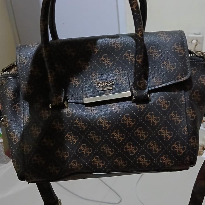 tas perempuan merk guess ori second, minus pemakaian