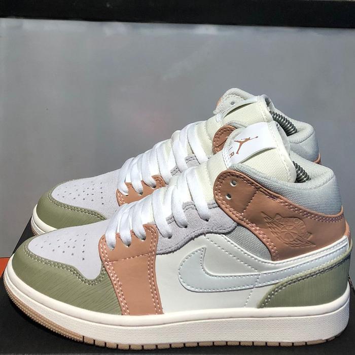 Nike Air Jordan Retro 1 Mid Milan