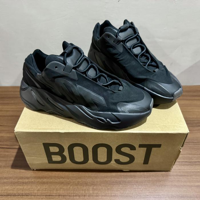 Yeezy Boost 700 MNVN Triple Black