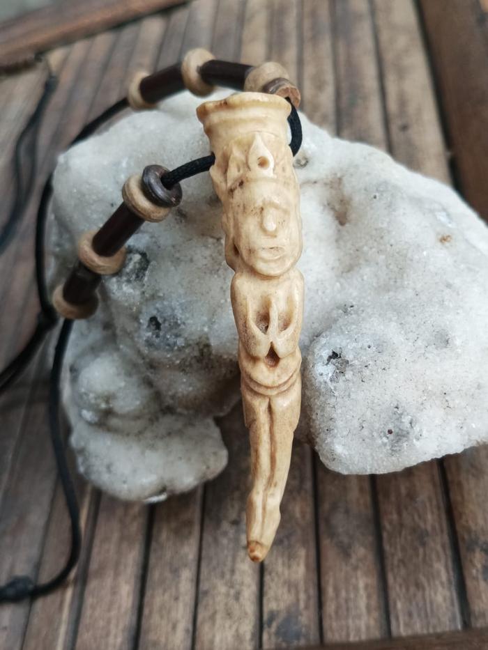 Liontin Tanduk Rusa Ukir Unik Plus Kalung Manik Kayu