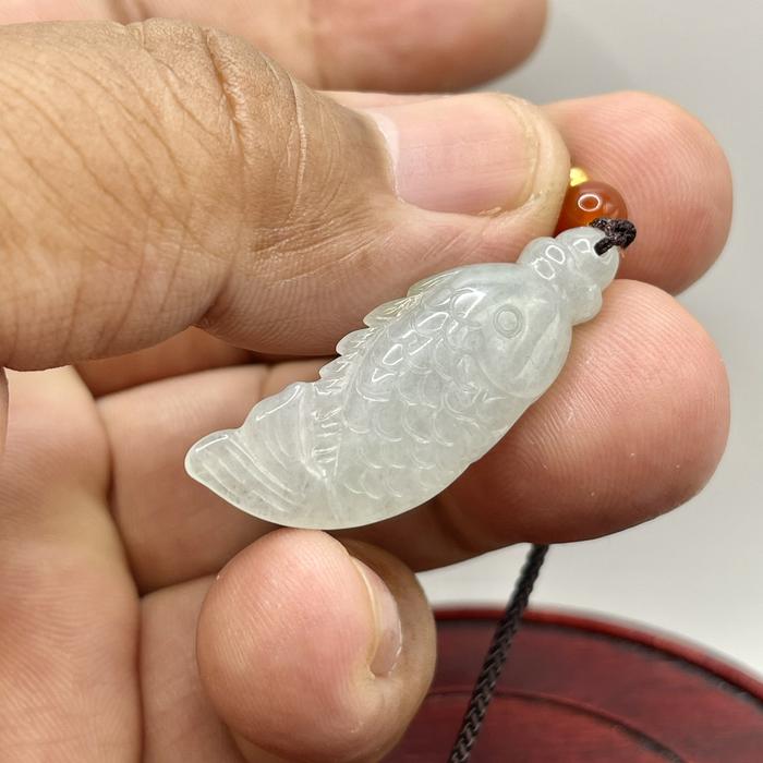Giok jadeite feicui tipeA liontin ukiran ikan mas